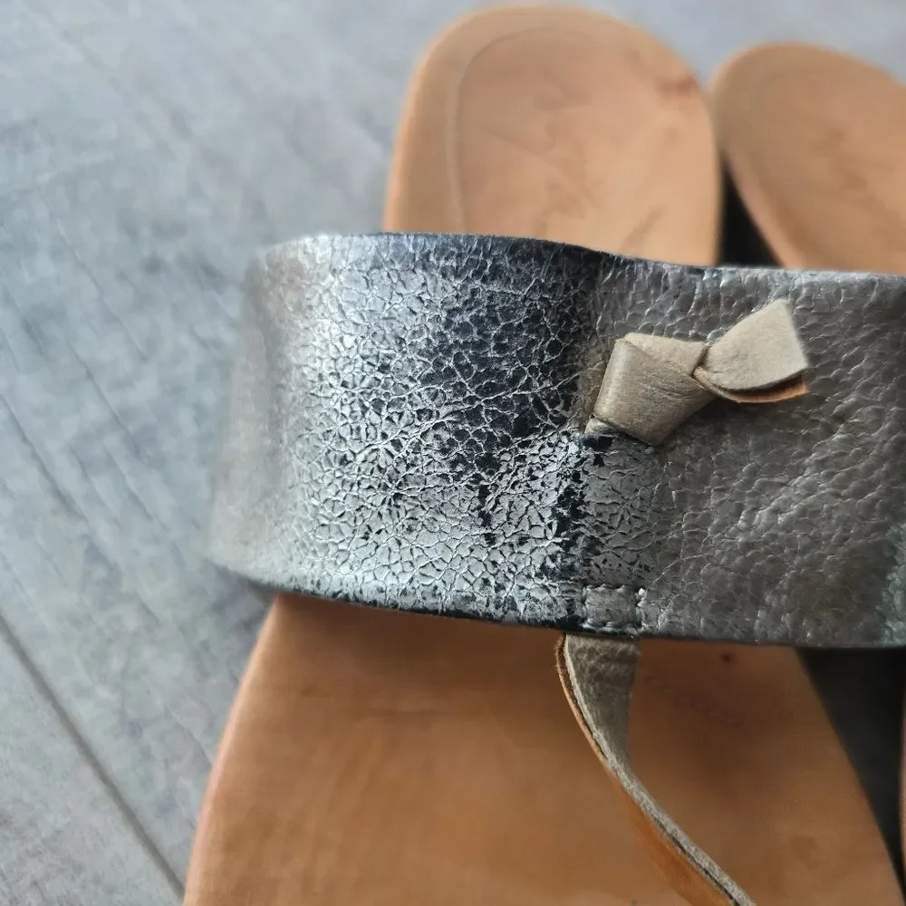 Naya Crescent Thong Sandals Platinum Metallic Leather Women Size 10